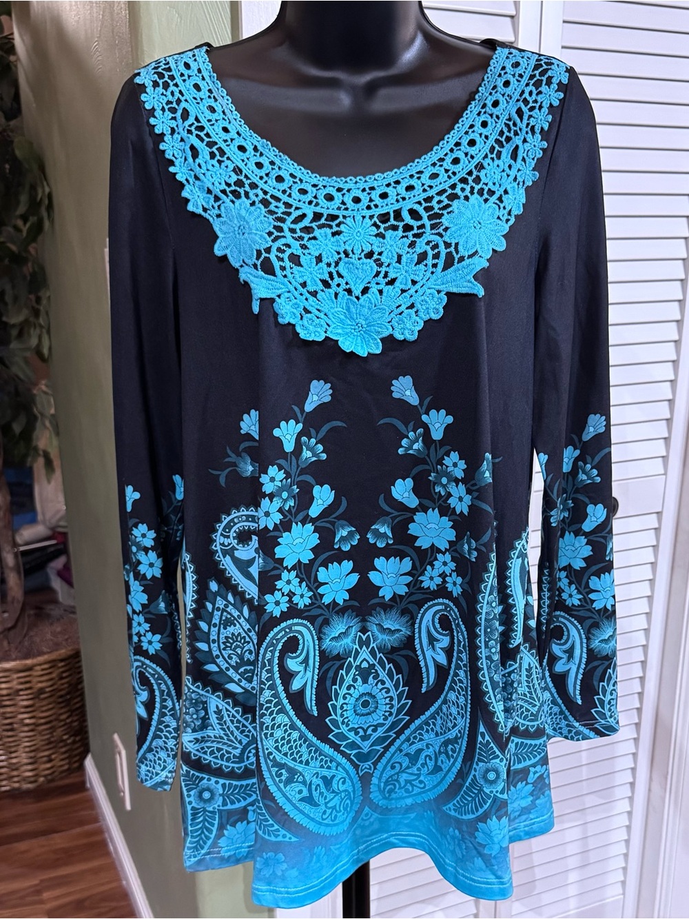 C.O.Z.Y. Women’s Black with Aqua Blue Floral & Tunic Paisley Size Medium